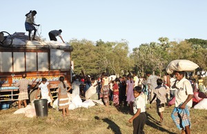 People unload what little belongings they have from trucks at a transit centre in the village of Oddusuddan, northern Sri Lanka. Russell Watkins/DFID