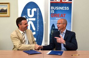 British Ambassador Jonathan Knott and Transparency International Chairman József Martin signing a contract of support.