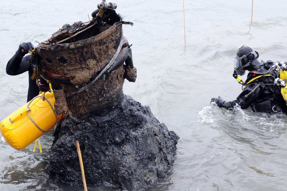 Army and Navy bomb specialists tackle V2 rocket