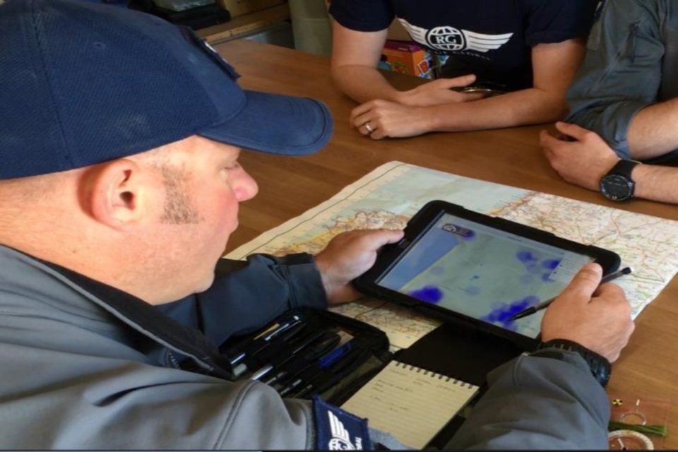 Learning to trust the crowd