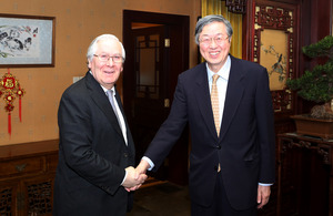 People’s Bank of China Governor Zhou Xiaochuan and Bank of England Governor Mervyn King