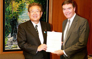 Japanese Parliamentary Vice-Minister of Defence Akira Sato and UK Minister for Defence Equipment, Support and Technology Philip Dunne with the Letter of Arrangement [Picture: Crown copyright]