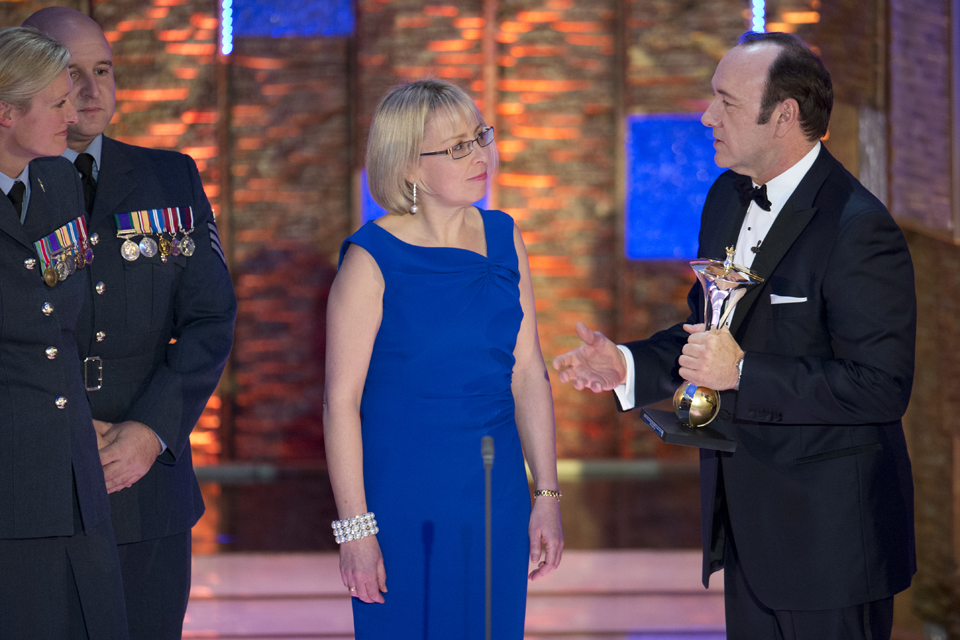 Anne Brannagan receives a Judges' Special Recognition Award from actor Kevin Spacey 