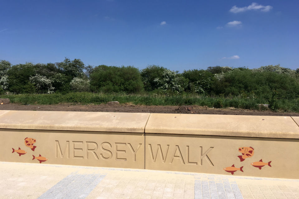 Schoolkids spruce up flood defences in Westy, Warrington