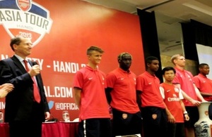 The Ambassador to Vietnam Dr. Antony Stokes and Arsenal players