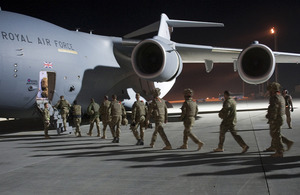 Soldiers boarding an RAF C-17 Globemaster