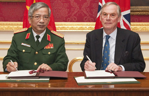 Lieutenant General Nguyen Chi Vinh and Lord Astor of Hever sign the Defence Co-operation Memorandum of Understanding