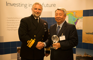 Dr Pary Oei receives the 2016 Alexander Dalrymple Award