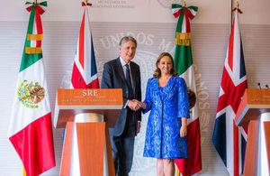 Philip Hammond, Secretario de Estado para Asuntos Exteriores y de la Mancomunidad del Reino Unido de la Gran Bretaña e Irlanda del Norte y Claudia Ruiz Massieu, Secretaria de Relaciones Exteriores de México