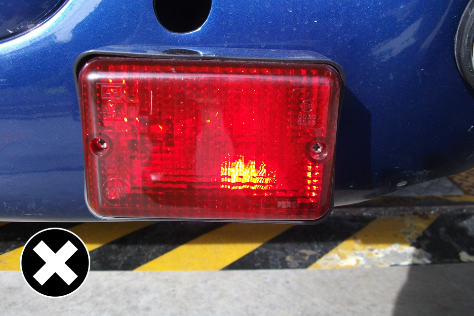 Fog lamp: fitted correctly but may not meet the exterior projections standards.