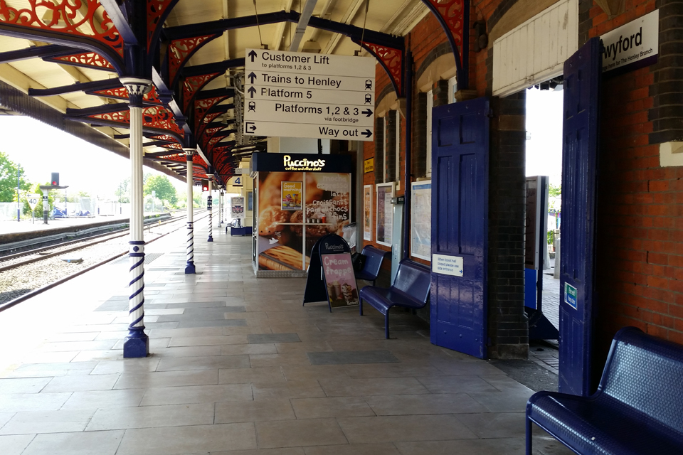 Report 01/2017: Wheelchair contacting a train at Twyford station