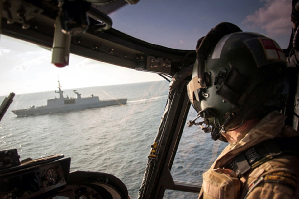 Royal Navy Lynx hunts pirates from French frigate