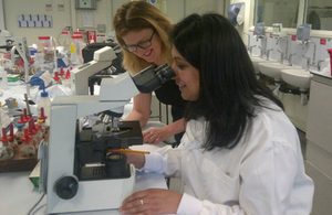 Jane White MChemA demonstrates microscopy technique to Bharathi Reddy
