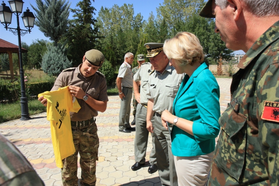 WG Maj Andrew Dunlop introduces the Minister of Defence Mrs Mimi KODHELI and the Albanian Armed Forces Chief of Defence Major General Jeronim BAZO the T-Shirt symbol of the 100 Anniversary of the WG Regiment 1915-2015