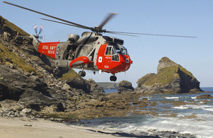 A 771 Naval Air Squadron Sea King conducts a search and rescue exercise in Cornwall [Picture: Crown copyright]