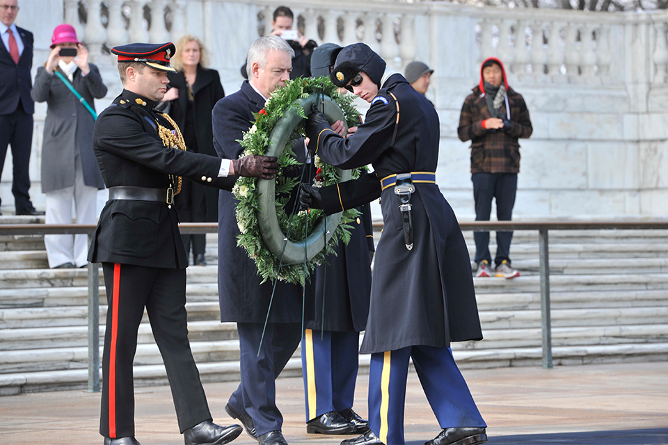 First Minister Carwyn Jones lays a wreath at the Tomb of the Unknown Solider. Photo by Dan Callister.