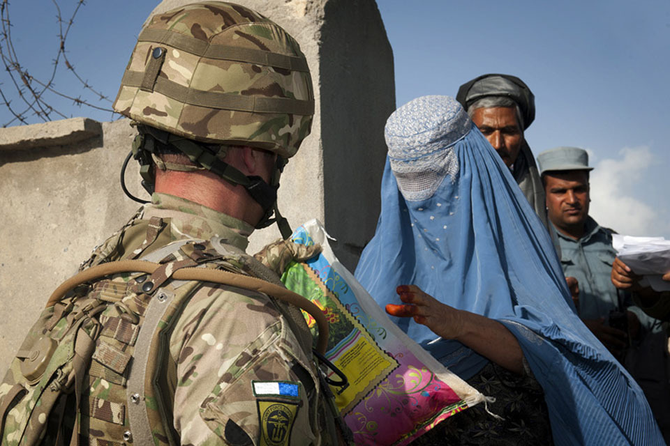 Signallers work with Afghan police to deliver essential aid