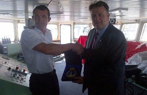 Commander Pat Mowatt presents Halifax Mayor Michael Savage with an HMS Scott crest. (Photo: Mayor of Halifax)