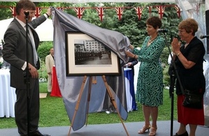 Ambassador Jonathan Allen and Christine Day, daughter of Sir William Harpham, the first British Ambassador to Bulgaria (1964-1966), unveiled a photograph of the ceremony in which Sir William Harpham presented his credentials