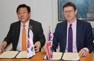 Minister of Trade, Industry and Energy Joo Hyung-Hwan and Business and Energy Secretary Greg Clark