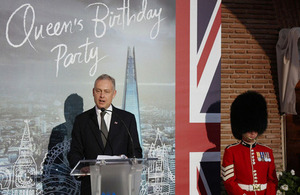 El Embajador británico a España durante las celebraciones del cumpleaños de la Reina Isabel II