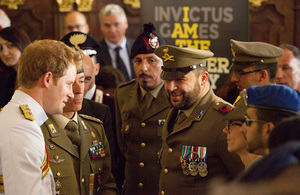 Il Principe Harry incontra invalidi di guerra italiani