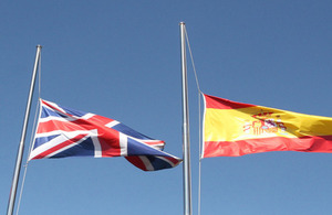 Las banderas española y británica ondean a media asta en señal de duelo.
