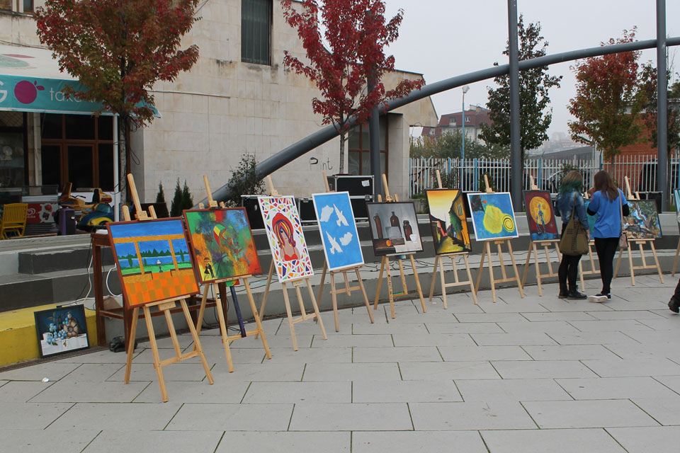 Ambassador Cliff opened an exhibition of paintings