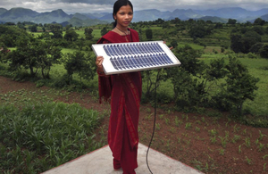 Indian woman holding a solar panel. © Abbie Trayler-Smith / Panos Pictures / Department for International Development