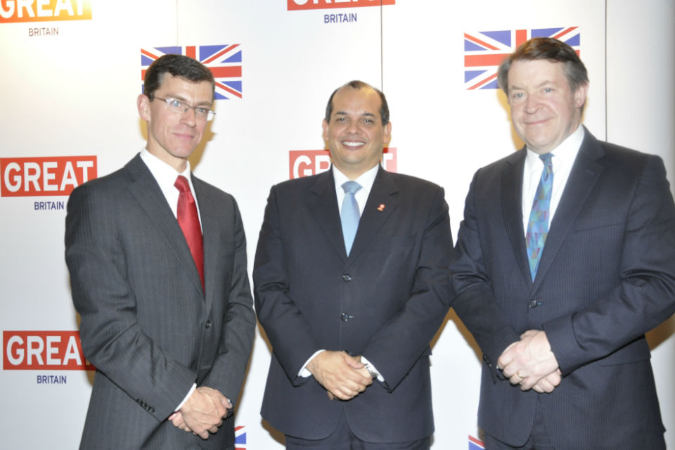 From left to right: British Ambassador James Dauris, Minister of Economy and Finance, Luis Miguel Castilla and Lord Mayor Roger Gifford