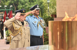 UK Chief of Defence Staff laid a wreath at India Gate to commemorate the 74,000 Indians who perished in the First World War. Copyright British High Commission India.