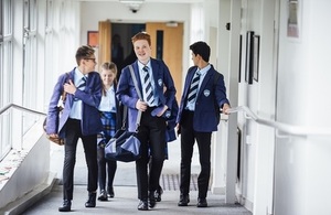 School pupils walking to their next lesson