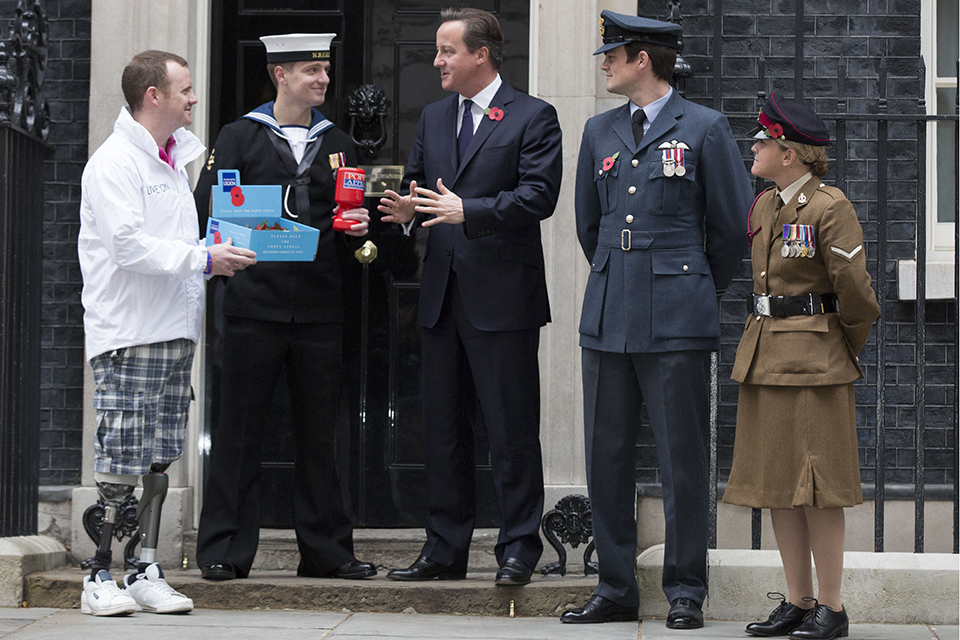 Members of the Armed Forces with the Prime Minister