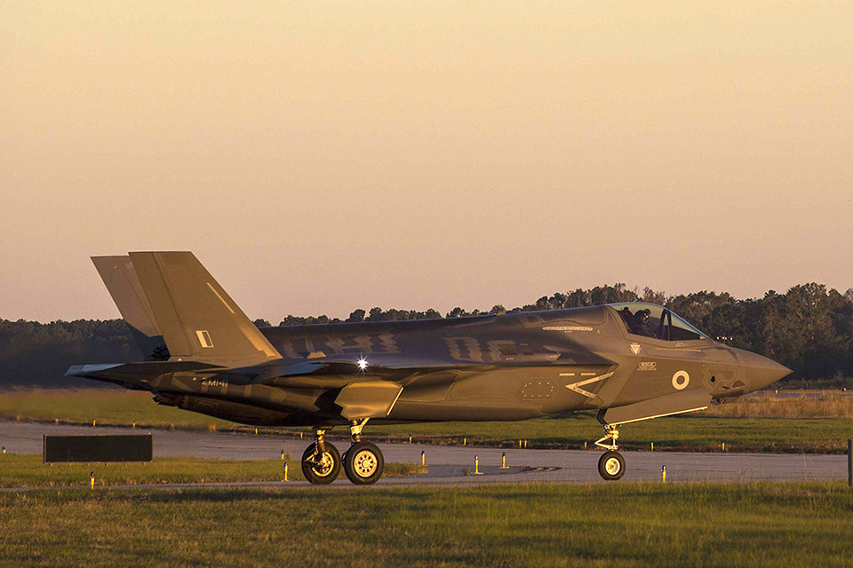 UK fighter pilots fly F 35 for the first time following training