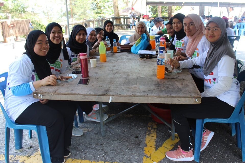 Volunteers enjoying the Commonwealth Big Lunch after the beach cleanup and tree planting