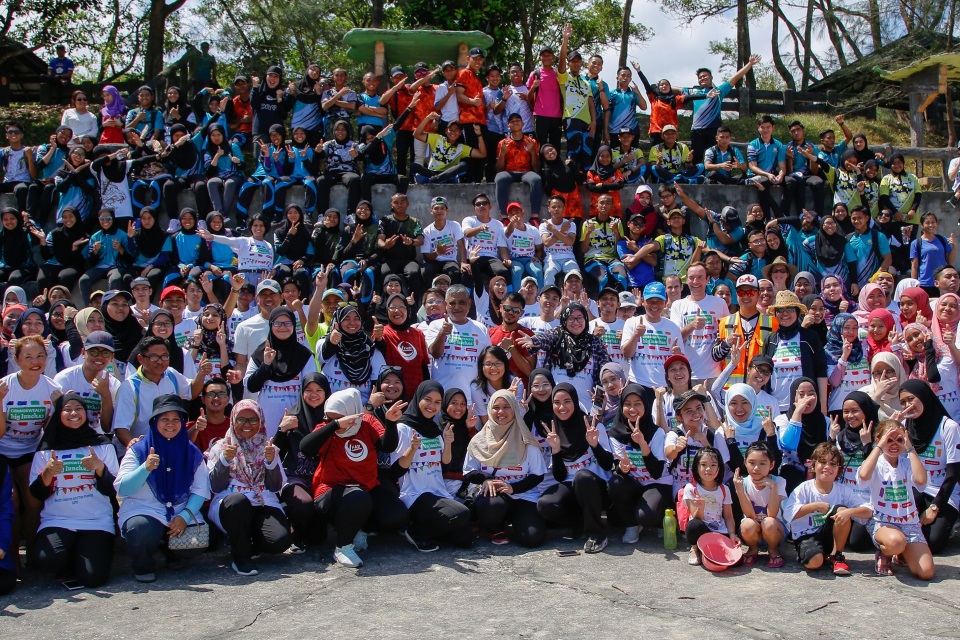 All the volunteers at the Commonwealth Big Lunch: Beach Cleanup and Tree Planting