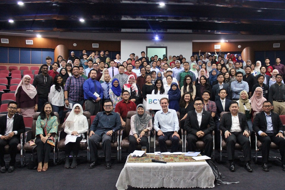 British High Commissioner, Richard Lindsay, Legislative Council Members Yang Berhormat Hafimi, Yang Berhormat Siti Rozaimeriyanty and Yang Berhormat Iswandy, with the participants, speakers and organising committee of the Brunei Chevening Youth Forum.