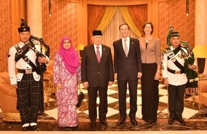 Minister at the Prime Minister’s Office Yang Berhormat Dato Seri Paduka Awang Haji Abdul Mokti bin Haji Mohd Daud and British High Commissioner to Brunei Darussalam His Excellency Richard Lindsay as well as their spouses