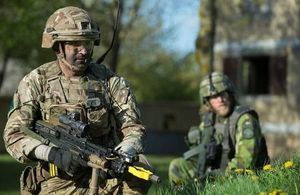 British and Swedish soldiers working with each other rehearsing for the Joint Expeditionary Force Demonstration