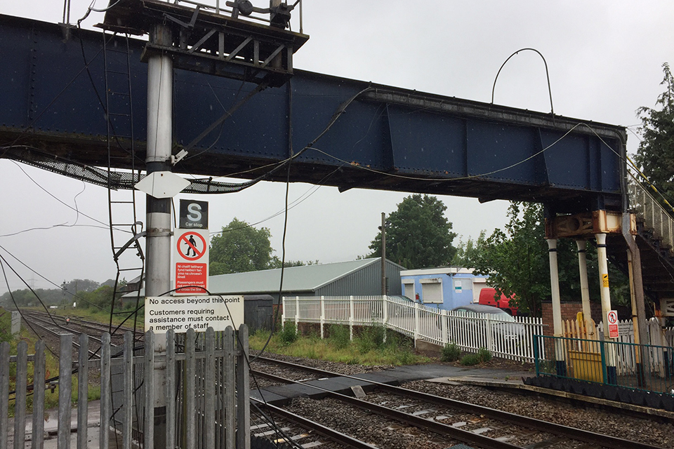 Report 06/2018: Passengers struck by a flying cable at Abergavenny (Y Fenni) station