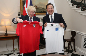 Foreign Secretary Boris Johnson swapped football shirts with the President of Panama, Juan Carlos Varela.