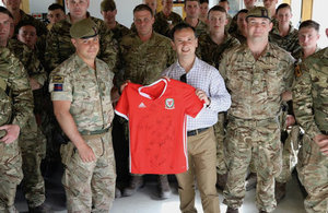 Alun Cairns delivers Welsh Jerseys to the troops