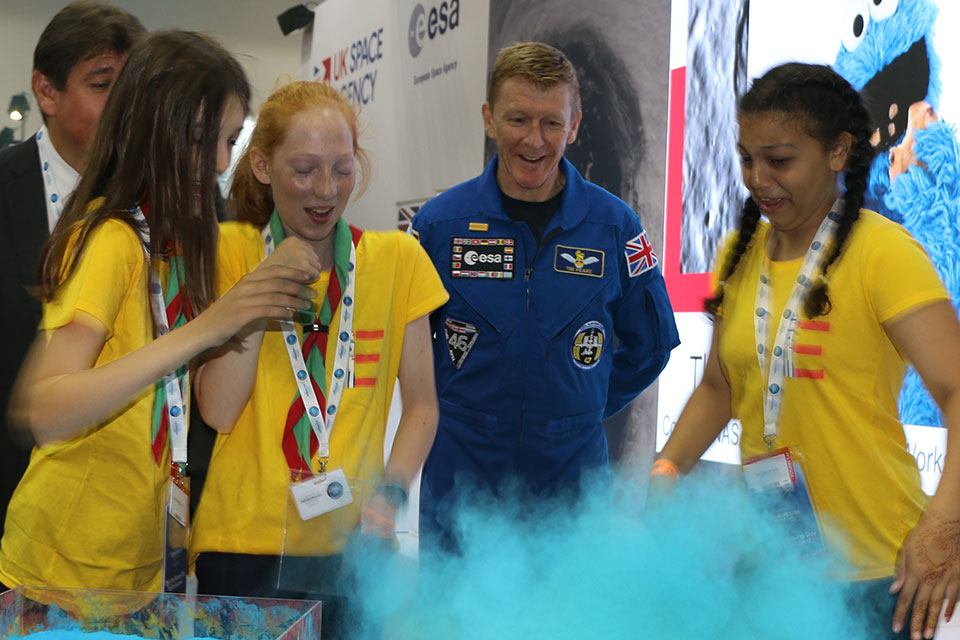 Tim Peake and children recreate an experiment to understand how asteroids impact the surface of planets.
