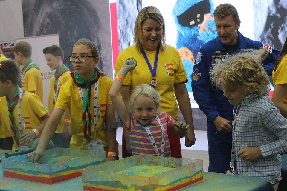 Tim Peake joins mission to inspire future engineers as The Holiday Makers challenge blasts off at Farnborough Airshow