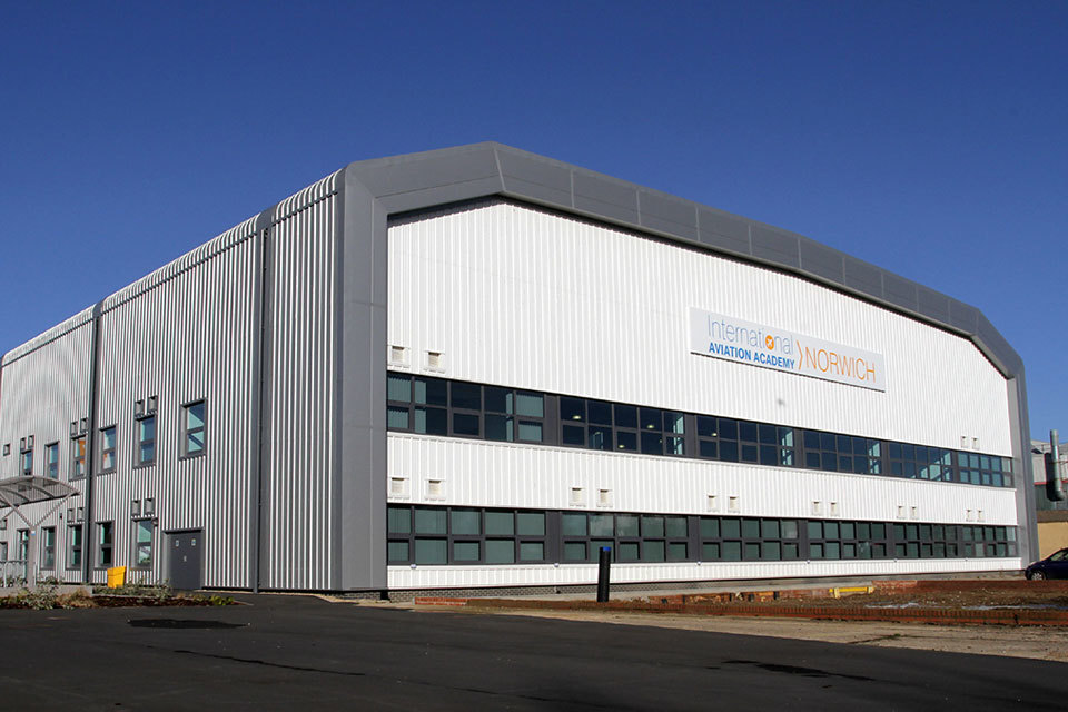 Aviation Minister meets Norwich students at cutting edge training academy