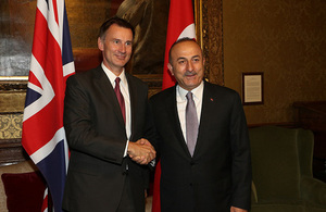 Foreign Secretary Jeremy Hunt shaking hands with Turkish Foreign Minister Mevlüt Çavuşoğlu.