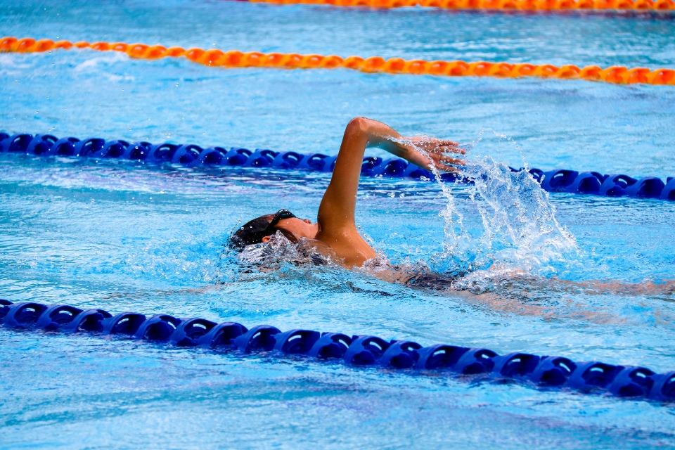 Drive to ensure all children can swim by end of primary school