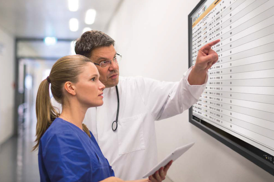 Doctors looking at a screen (credit: Philips Healthcare)