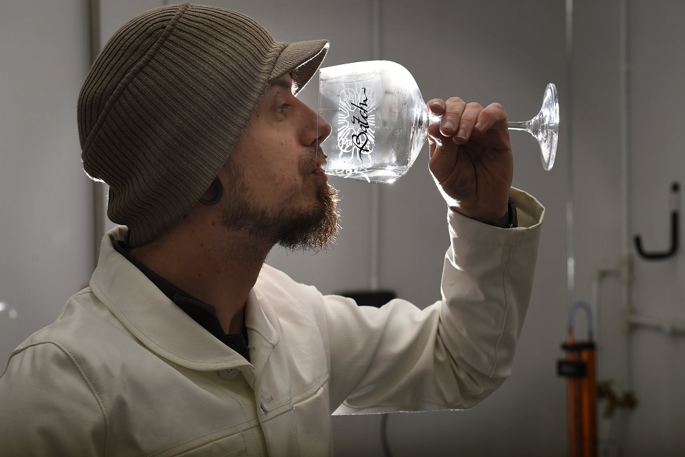 A man drinking a glass of Batch Brew gin. (C) Batch Brew.