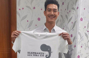 Thai actor Sukollawat Kanarot (Wier) holding the campaign t-shirt.